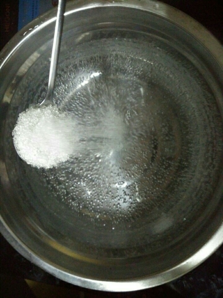 橙皮蜜饯,锅中加入清水烧开，加入冰糖，白糖也可以，熬至冰糖融化