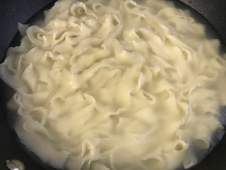 奶酪番茄鸡蛋面,煮好的苗条过两遍凉开水，然后用温水泡着备用。