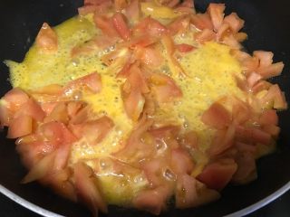 奶酪番茄鸡蛋面,待西红柿软烂出汤奶酪溶化即可关火。