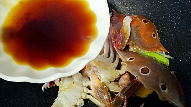 爆炒螃蟹#人民的美食#,螃蟹煎，变红色后倒汁