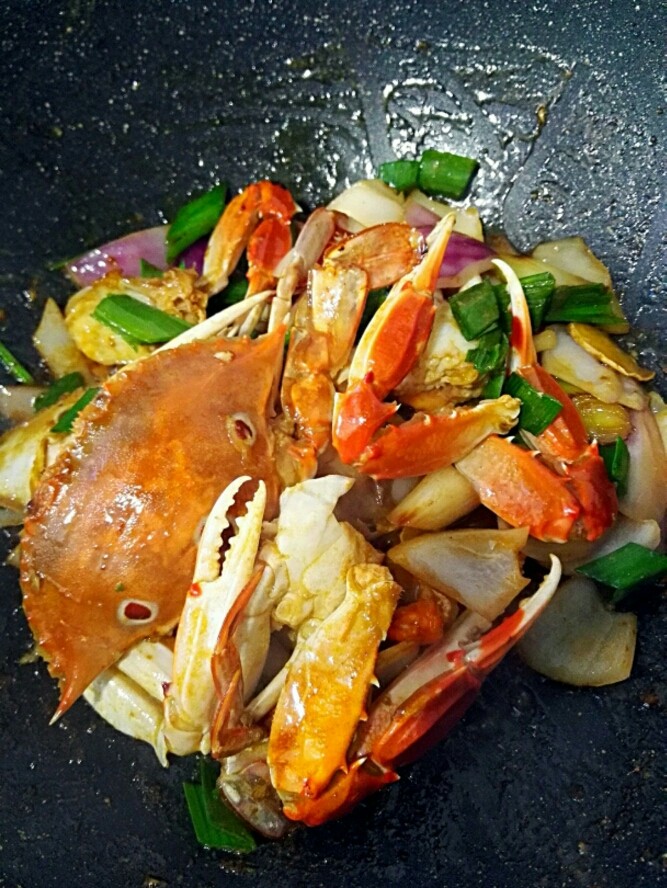 爆炒螃蟹#人民的美食#,最后加入蒜叶，就可以起锅了