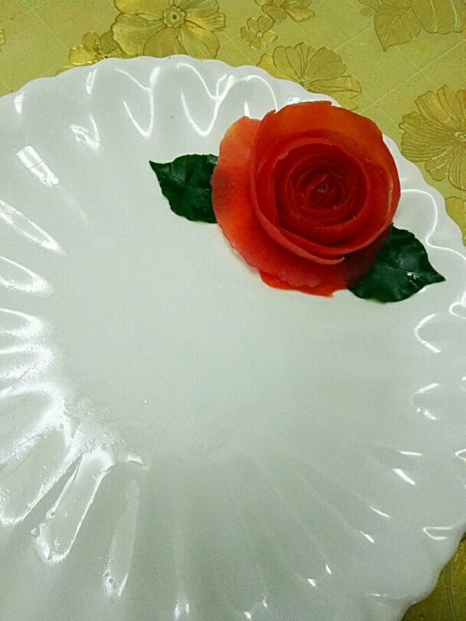 爆炒螃蟹#人民的美食#,盘子准备好，摆盘的是蕃茄皮卷出来的玫瑰花