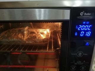 锡纸包烤鲈鱼,烤箱200度预热后放入中层，15～20分钟左右（根据鱼的大小来调整时间）