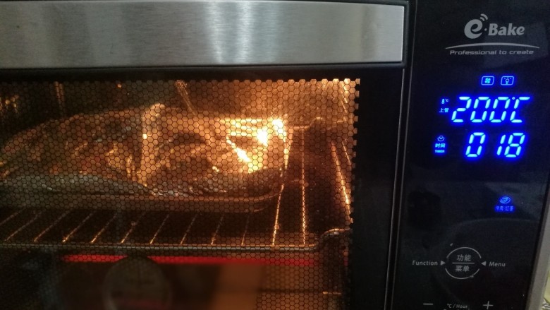 锡纸包烤鲈鱼,烤箱200度预热后放入中层，15～20分钟左右（根据鱼的大小来调整时间）