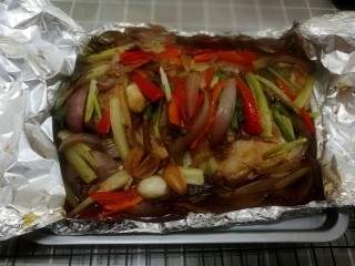 锡纸包烤鲈鱼,哇，今天的火侯正好，蔬菜鲜美，如果前面炒的太熟，烤的时候就会过头