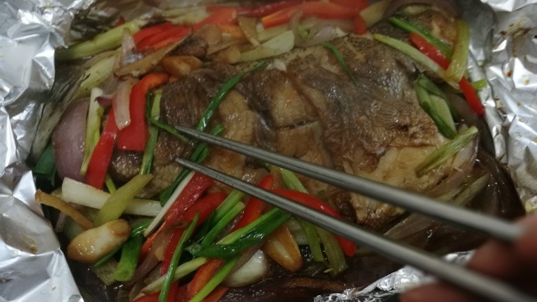 锡纸包烤鲈鱼,用筷子拨开蔬菜找到美味的鱼肉，先吃鱼后吃菜