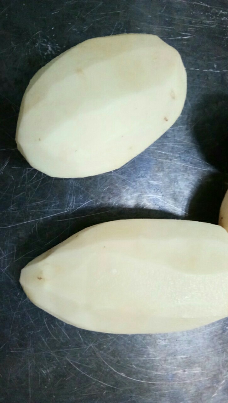 芝士土豆棒,2:把土豆去皮。