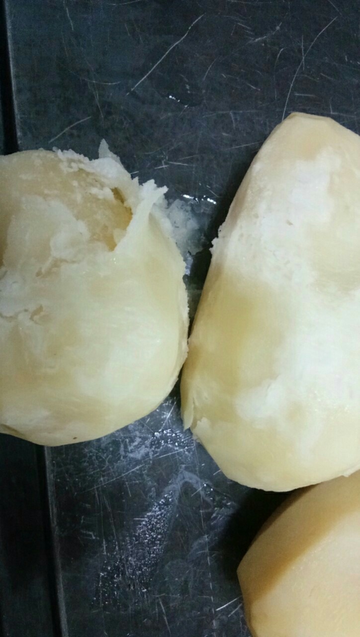 芝士土豆棒,3:把土豆蒸熟。