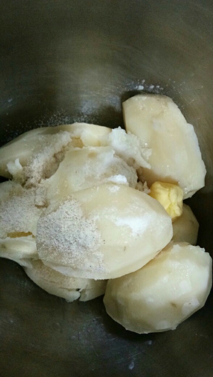 芝士土豆棒,4:把蒸熟的土豆放到搅拌器里，放入调料，把土豆打成泥。