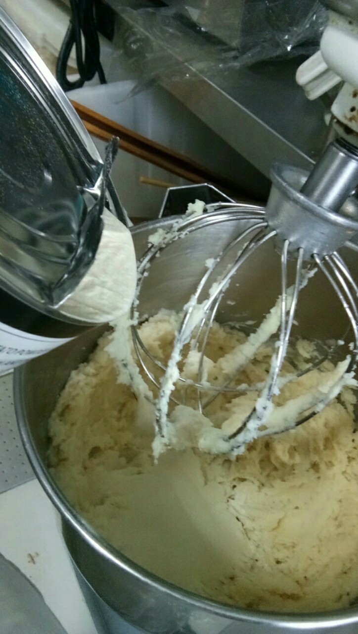 芝士土豆棒,5:如果感觉土豆泥太软的话我们在加入土豆粉，使土豆泥软硬适中。
