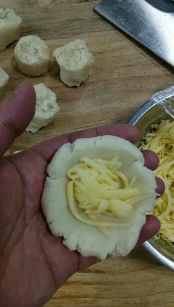 芝士土豆棒,8:把分好的土豆泥团包入马哥里拉芝士条。