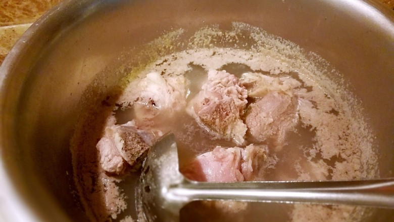 粉藕龙骨汤,不要觉得骨头很干净，有人喜欢起油锅骨头后炖汤，我喜欢清淡的，所以必须冷水入锅，开锅后再炖三分钟洗干净，看，血水还是脏的