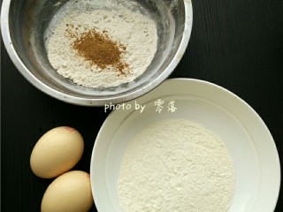 浇汁小黄鱼,适量干淀粉同适量五香粉混合；再备上另一份干淀粉，鸡蛋；