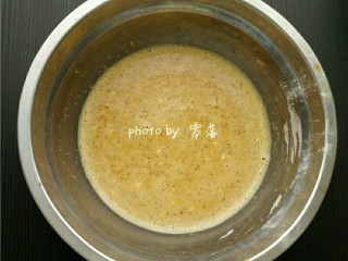 浇汁小黄鱼,鸡蛋捣散成蛋液，同加了五香粉的淀粉混合，搅拌均匀，待用；