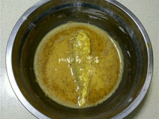 浇汁小黄鱼,小黄鱼拭干表面水分，先拍上一层薄薄的干淀粉，再裹一层蛋液糊；