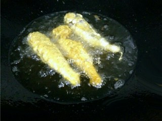 浇汁小黄鱼,热锅热油，将小黄鱼放进锅里，用中小火炸至两面金黄捞出；