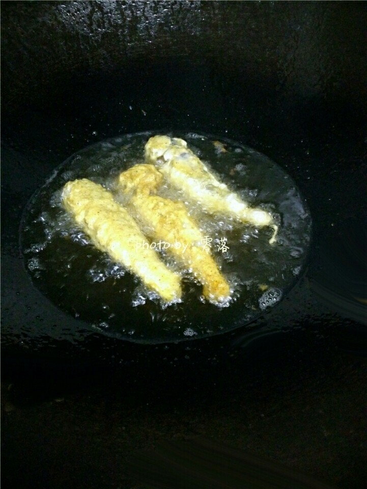 浇汁小黄鱼,热锅热油，将小黄鱼放进锅里，用中小火炸至两面金黄捞出；