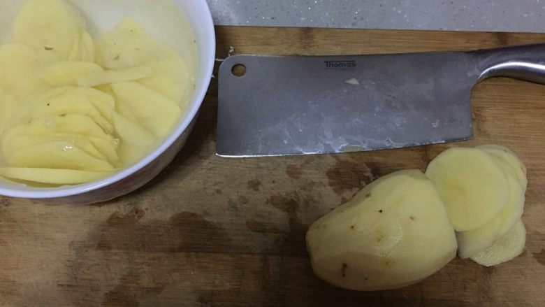 香辣凉拌土豆片,将土豆切片，泡在水里，换3-4次水，将淀粉换掉，这样土豆片口感比较脆。然后煮土豆，小火煮大概4分钟，捞出用凉水冲。