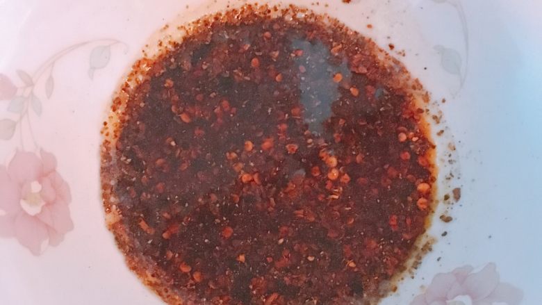 香辣凉拌土豆片,单独拿碗将单山蘸水辣椒倒在里面，把油倒入锅中烧热，不用太久，油热了以后倒入装有辣椒的碗里，这样油泼就做好了。