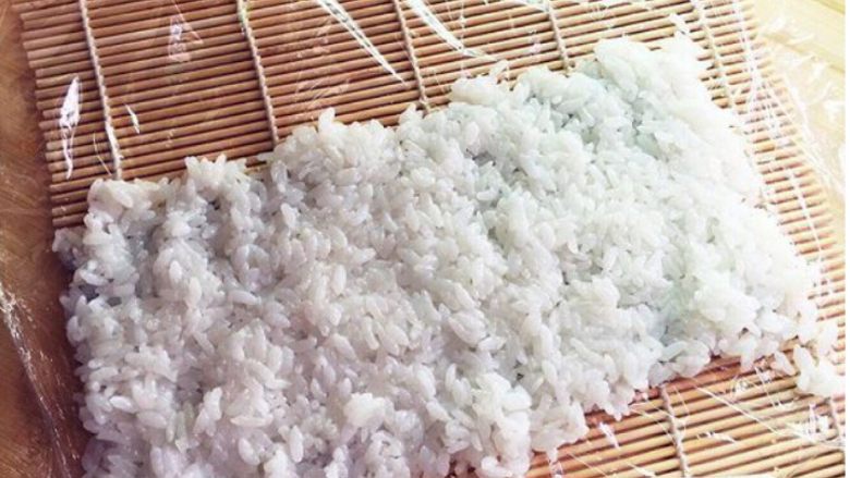 樱花寿司,铺上拌好的米饭。