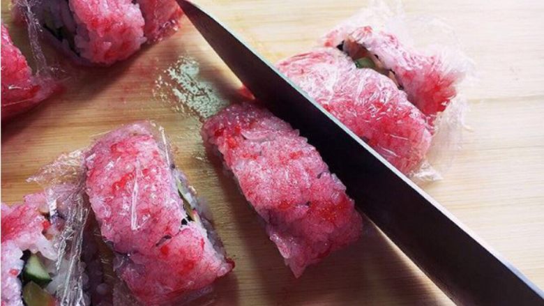 樱花寿司,可以不去掉保鲜膜直接用锋利的小刀切块即可。