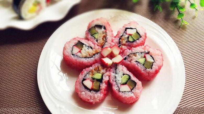 樱花寿司,摆盘就成为樱花寿司了。