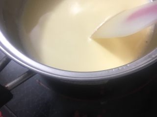 水果香草挞,把过滤好的奶移到灶上