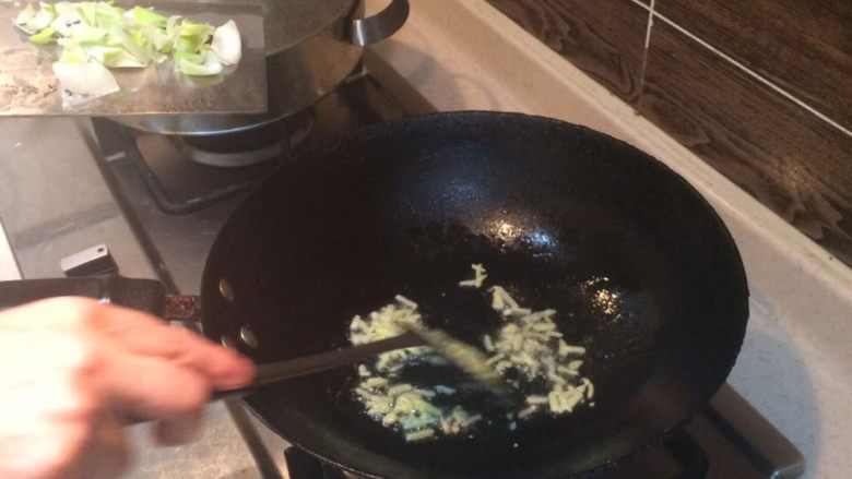 产妇宜食 炝炒香菇油菜,葱姜蒜切碎下锅