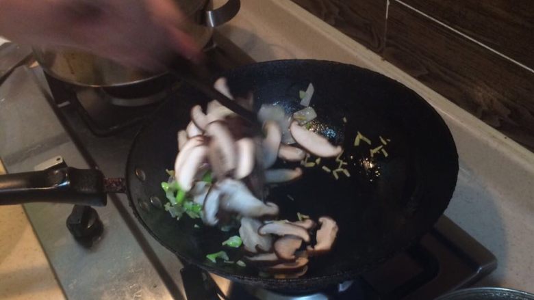 产妇宜食 炝炒香菇油菜,先放入香菇翻炒