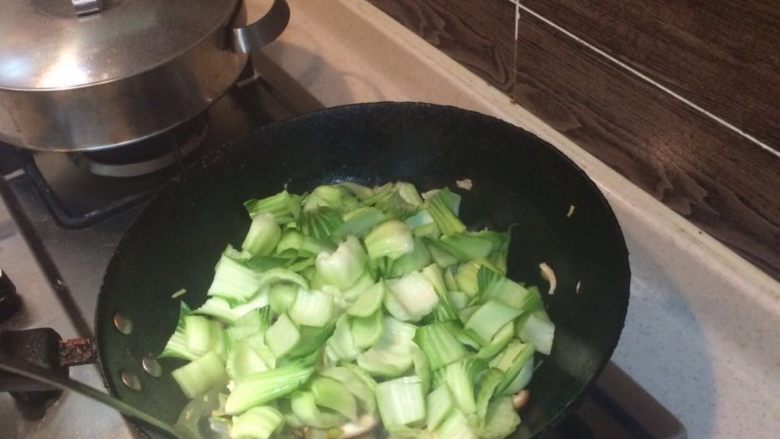 产妇宜食 炝炒香菇油菜,倒入油菜茎翻炒