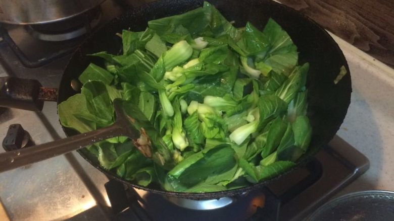 产妇宜食 炝炒香菇油菜,最后倒入油菜叶翻炒