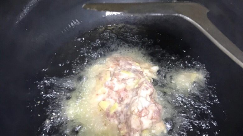 香菇嫩肉粉条,油至九成热放入猪肉快速翻炒