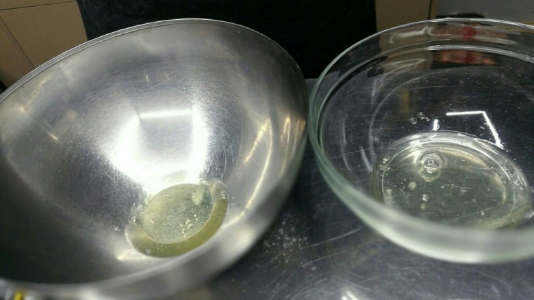 无添加色素的一款马卡龙,蛋清各装33g在两个盆中