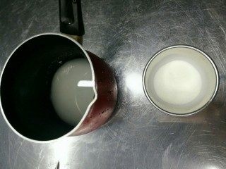 无添加色素的一款马卡龙,75g幼砂糖23g水，一同倒入奶锅。15g幼砂糖和一小勺蛋白粉备用