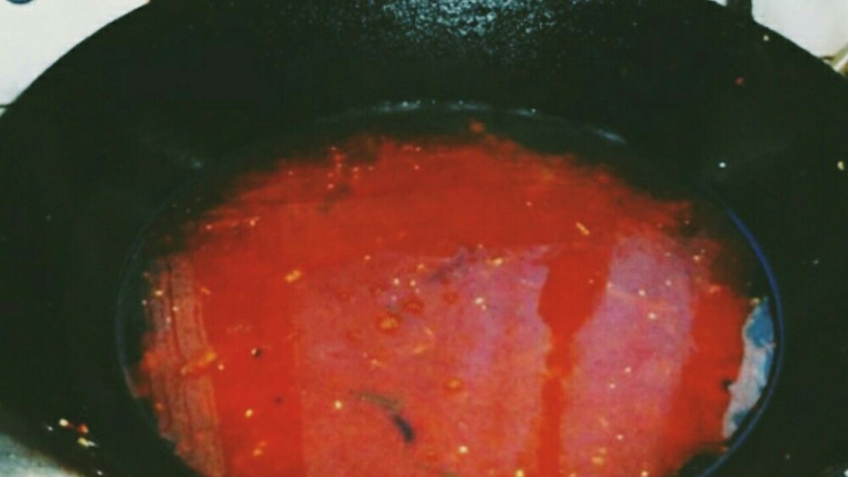 泡菜鲫鱼,调料炒香  锅里加入水   直到熬出泡菜的味道