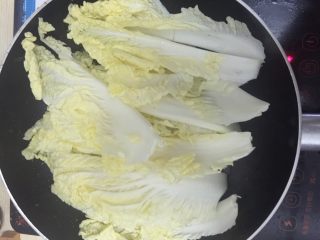 酸辣白菜,白菜清洗干净，然后给锅里放油，等油烧热后，把白菜倒进去。
