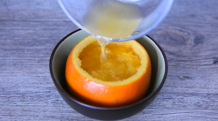 最好的止咳方法——盐蒸橙子,将果肉放入橙皮中，倒入橙汁