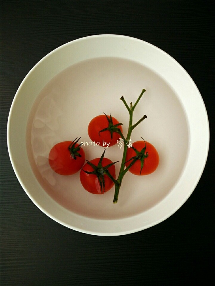 蛋皮西红柿,小番茄洗净后，用淡盐水浸泡片刻； 
