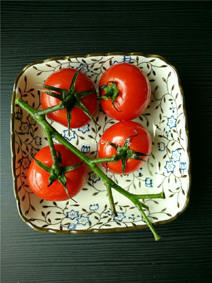 蛋皮西红柿,番茄洗净后，放进烤碗里；