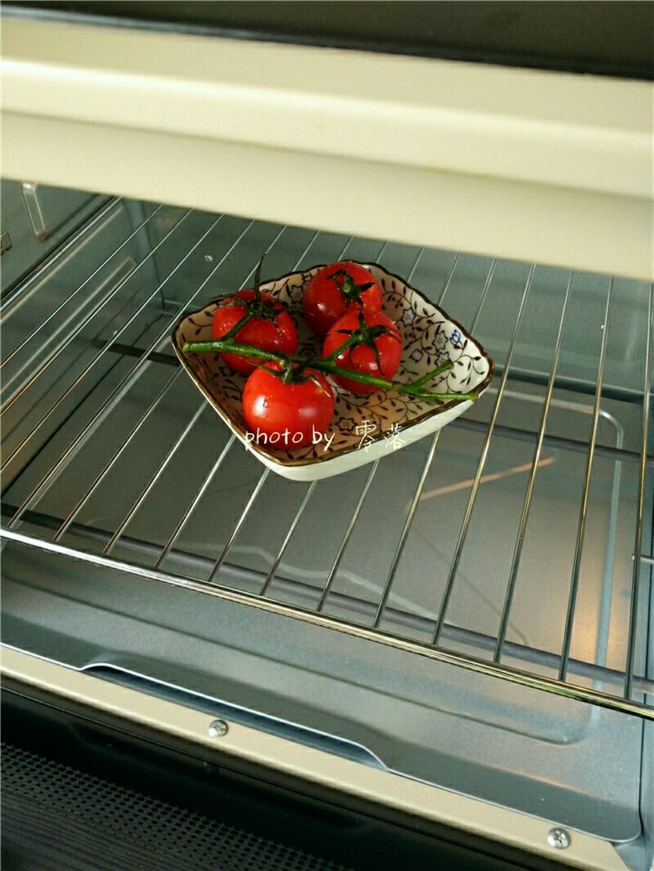 蛋皮西红柿,烤箱预热完成后，将烤网放进烤箱中层，再放上烤碗，烤15分钟；