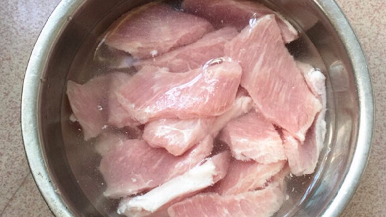 雪梨苹果瘦肉汤,精瘦肉切厚片，用淡盐水浸泡10分钟。