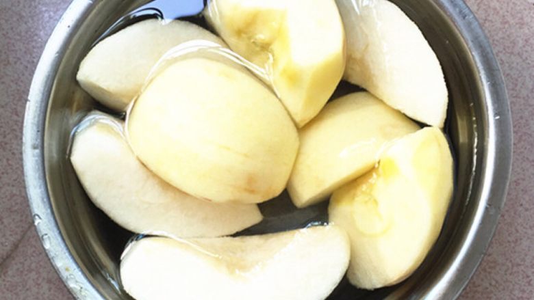 雪梨苹果瘦肉汤,雪梨，苹果去皮，切块去果核，用淡盐水浸泡备用。
