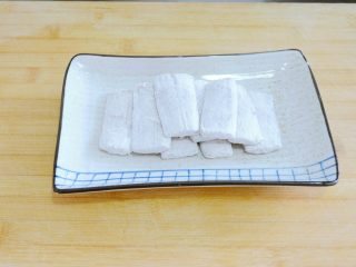 【香煎带鱼】附送超多煎鱼技巧~ ,筷子抖动掉多余的干面粉.
