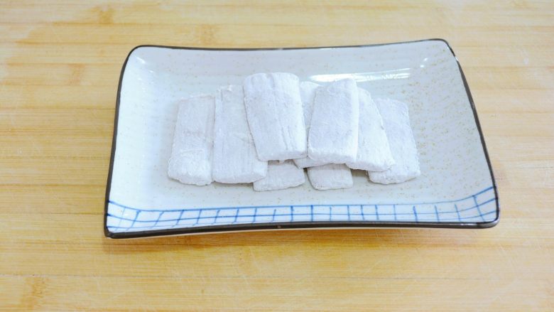 【香煎带鱼】附送超多煎鱼技巧~ ,筷子抖动掉多余的干面粉.
