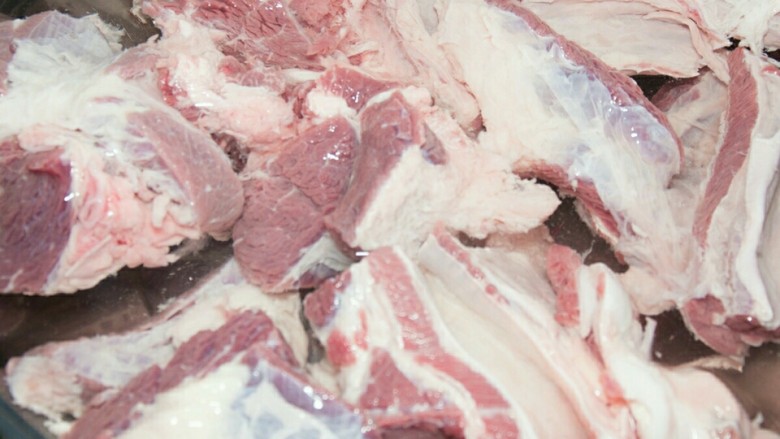 红烧牛肉面,浸在清水中30分钟，除去污染物质。