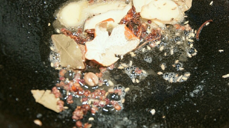 红烧牛肉面,将姜片和香料放入一起炒出香味。