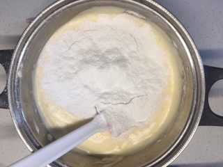 美味蛋糕,分3次过筛入100克低筋面粉，每一次过筛后都要用橡皮刮刀从底向上将低筋面粉与面糊拌匀后再筛入下一次；