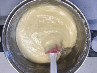 美味蛋糕,提前融化好25克椰子油，此时倒入椰子油与面粉糊从底向上翻伴均匀；