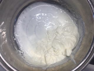 美味蛋糕,将打蛋盆内倒入200毫升淡奶油，用电动打蛋器打发到微微有细纹流动的状态；