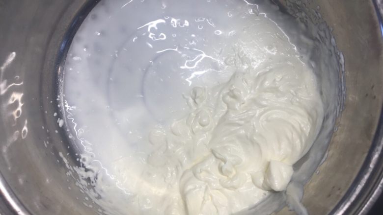 美味蛋糕,将打蛋盆内倒入200毫升淡奶油，用电动打蛋器打发到微微有细纹流动的状态；